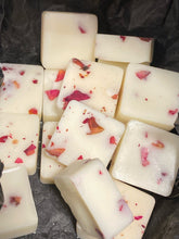 Load image into Gallery viewer, Soy Wax Melts - Red Rose
